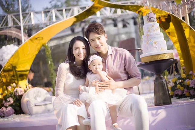 Showbiz 30/3: Vẻ quyến rũ của nữ MC có chân 1m1 dài nhất VTV ảnh 1