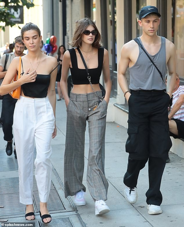 Kaia Gerber khoe dáng siêu mẫu, eo thon tuyệt đẹp trên phố ảnh 1