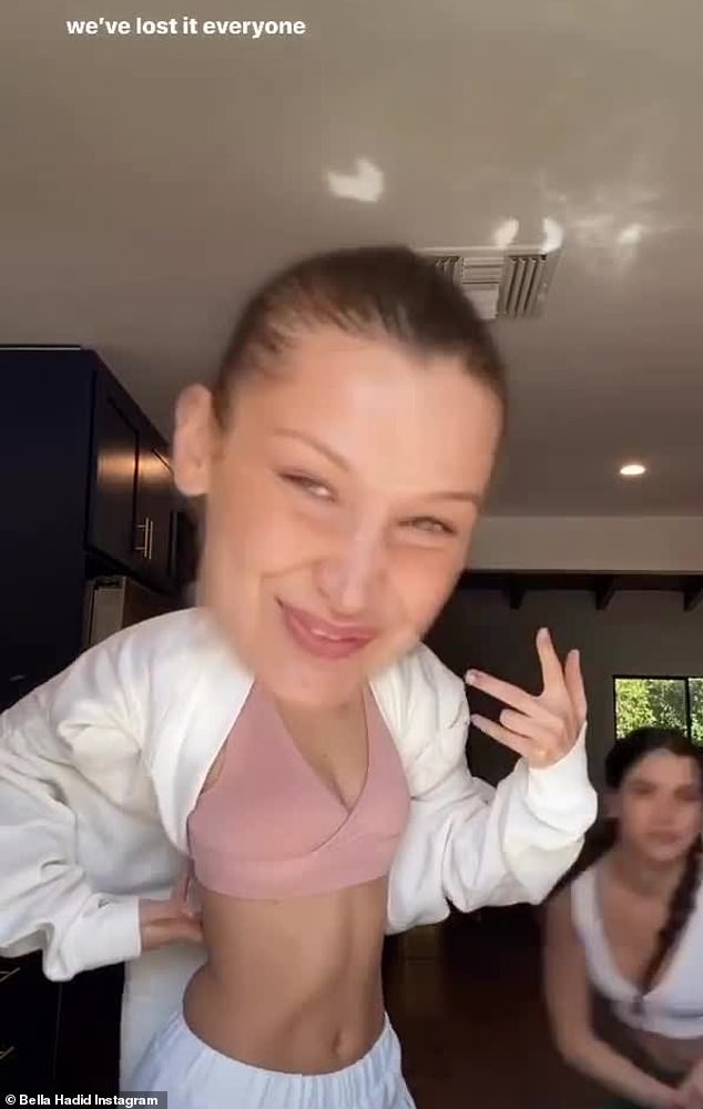 Ở nhà cách ly vì Covid-19, Bella Hadid quay TikTok khiến fan cười nghiêng ngả ảnh 1