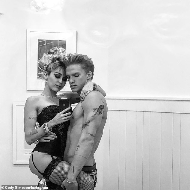 Miley Cyrus 'thả rông' vòng 1, không khẩu trang đi mua sắm cùng tình trẻ ảnh 7