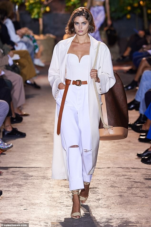 Siêu mẫu ngoại cỡ Ashley Graham mặc váy tôn ngực đầy sải bước catwalk ảnh 6