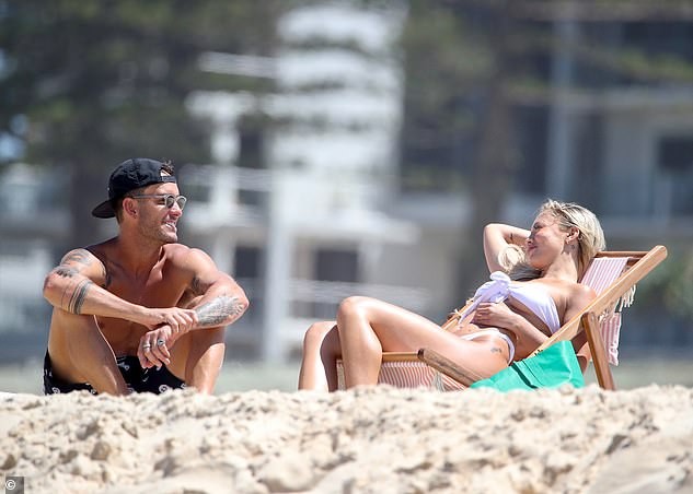 Tammy Hembrow mặc áo tắm quây nhỏ xíu nóng bỏng, liên tục khoá môi người tình ở biển ảnh 1