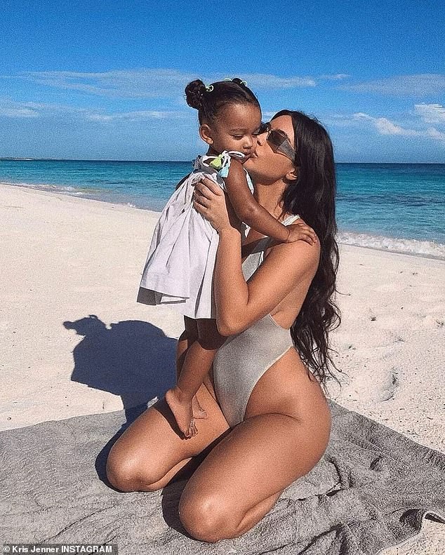 Kim Kardashian phô thềm ngực gợi cảm mừng Instagram đạt mốc 200 triệu follow ảnh 2