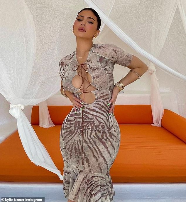 Nữ tỷ phú Kylie Jenner lại gây 'bão' khi khoe body đồng hồ cát, đẹp như tạc tượng ảnh 3