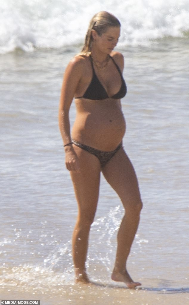 Người mẫu áo tắm Elyse Knowles khoe bụng bầu lùm lùm với bikini ảnh 8