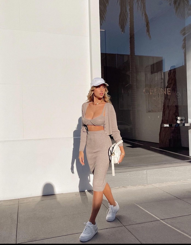 Chân dài 9x Kara del Toro diện mốt khoe nội y, lộ vòng 1 'bốc lửa' ảnh 7