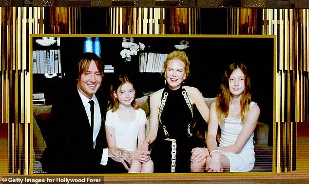 Nicole Kidman hiếm hoi khoe 2 con gái xinh đẹp tại Quả cầu Vàng ảnh 4
