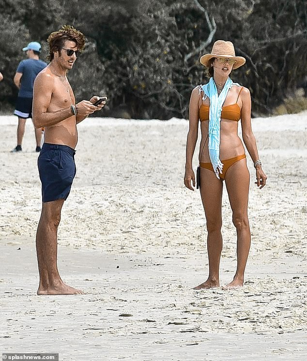 Siêu mẫu Alessandra Ambrosio mặc bra khoe eo săn chắc, tay trong tay trai lạ ảnh 7