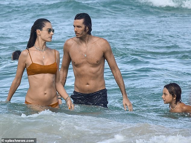 Siêu mẫu Alessandra Ambrosio mặc bra khoe eo săn chắc, tay trong tay trai lạ ảnh 8