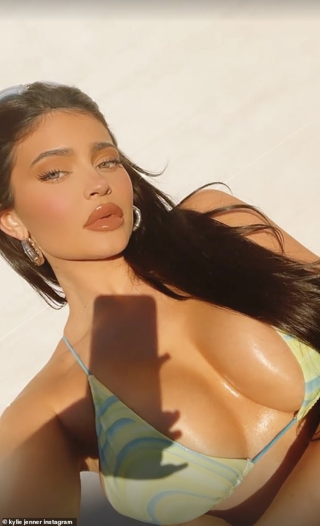 Tỷ phú Kylie Jenner khoe 3 vòng cực 'bốc lửa', lượng fan tăng chóng mặt trên Instagram ảnh 6