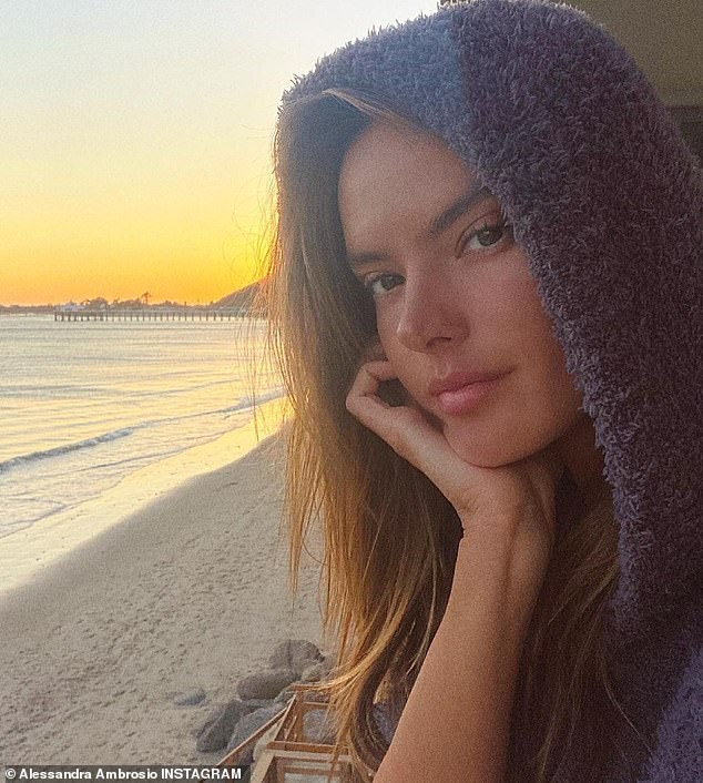 Siêu mẫu Alessandra Ambrosio mặc bra khoe eo săn chắc, tay trong tay trai lạ ảnh 13