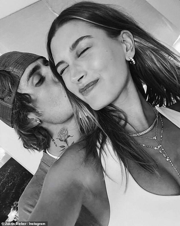 Bà xã của Justin Bieber mặc váy ôm sát, 'o ép' vòng một ảnh 7