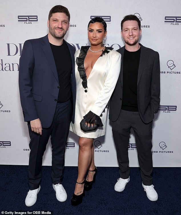 Demi Lovato mặc xẻ ngực táo bạo ảnh 3
