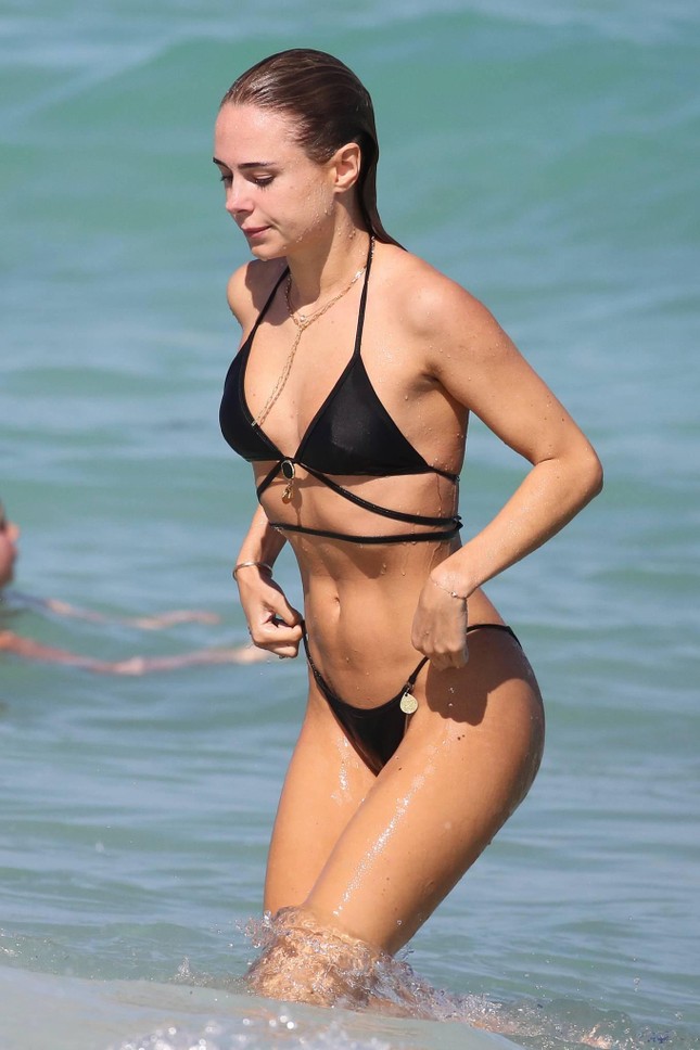 Kimberley Garner đẹp như mộng ở biển với bikini bé xíu ảnh 3