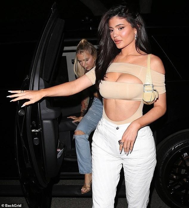 Kylie Jenner khoe thềm ngực nóng 'bỏng mắt' ảnh 5