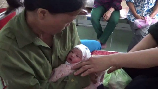 Bé trai còn nguyên dây rốn bị bỏ rơi ở đường làng ảnh 1