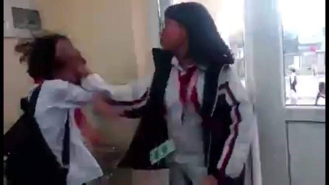 Đình chỉ hiệu trưởng, giáo viên chủ nhiệm vụ học sinh đánh bạn ngay trong lớp ảnh 2