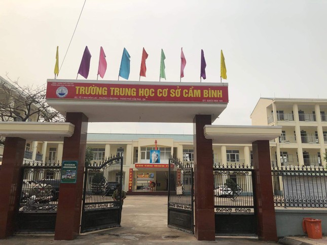 Đình chỉ hiệu trưởng, giáo viên chủ nhiệm vụ học sinh đánh bạn ngay trong lớp ảnh 1