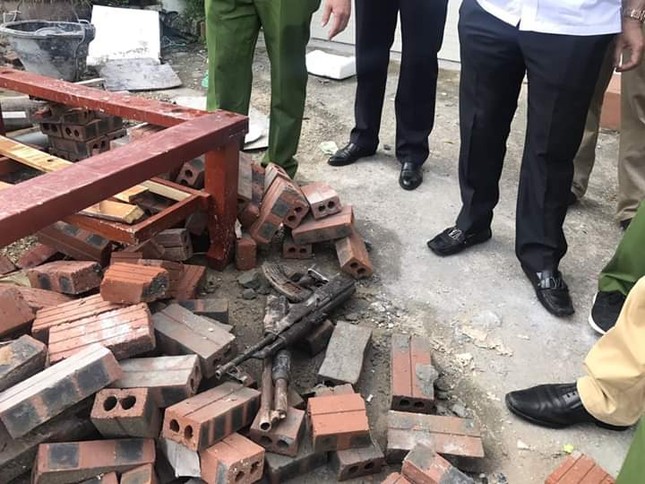 Hơn 20 đối tượng dùng súng truy sát nhau giữa ban ngày ảnh 2