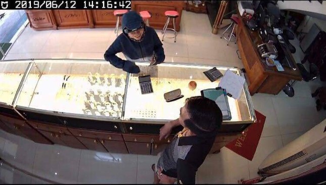 Dân mạng lùng sục nữ quái chuyên 'săn' vàng tại các cửa hàng ảnh 1