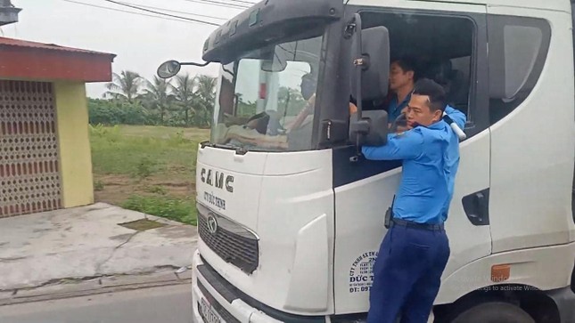 Thót tim cảnh thanh tra giao thông 'đánh đu' trên xe tải chạy tốc độ cao ảnh 1