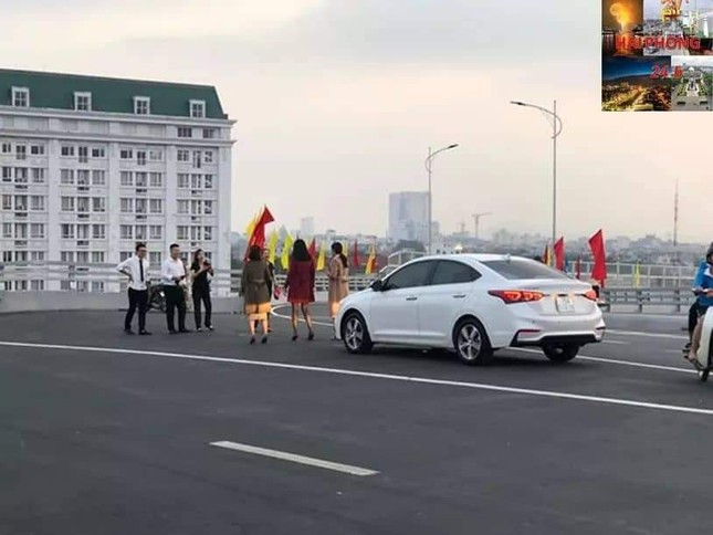 Người dân vô tư đỗ xe 'check in' trên cây cầu hiện đại nhất Hải Phòng ảnh 6