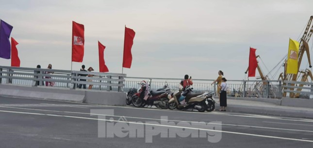 Người dân vô tư đỗ xe 'check in' trên cây cầu hiện đại nhất Hải Phòng ảnh 3