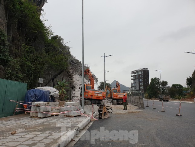 Phá núi đá thuộc quần thể di sản vịnh Hạ Long để mở đường ảnh 2