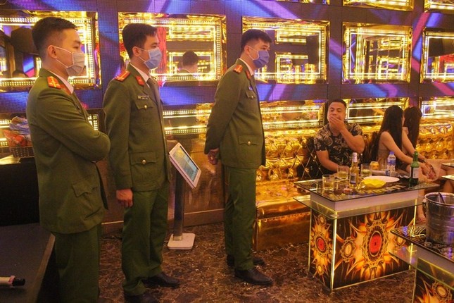 Quán Karaoke phục vụ 'chui' giữa mùa dịch ảnh 1