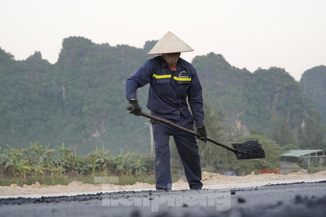 Trên công trường thi công đường bao biển hơn 2.000 tỷ nối TP Hạ Long - Cẩm Phả ảnh 8