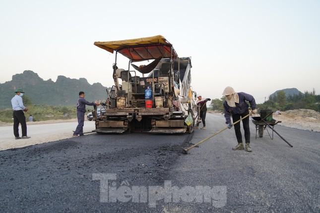 Trên công trường thi công đường bao biển hơn 2.000 tỷ nối TP Hạ Long - Cẩm Phả ảnh 9