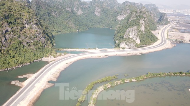 Trên công trường thi công đường bao biển hơn 2.000 tỷ nối TP Hạ Long - Cẩm Phả ảnh 1