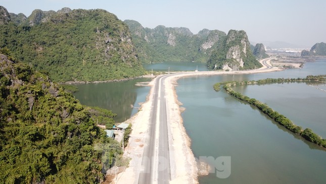 Trên công trường thi công đường bao biển hơn 2.000 tỷ nối TP Hạ Long - Cẩm Phả ảnh 2