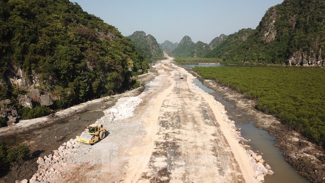 Trên công trường thi công đường bao biển hơn 2.000 tỷ nối TP Hạ Long - Cẩm Phả ảnh 4