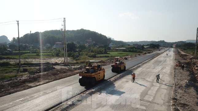 Trên công trường thi công đường bao biển hơn 2.000 tỷ nối TP Hạ Long - Cẩm Phả ảnh 5