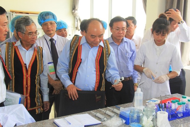 Thủ tướng tham quan Trung tâm quốc gia Nghiên cứu và phát triển sâm Ngọc Linh