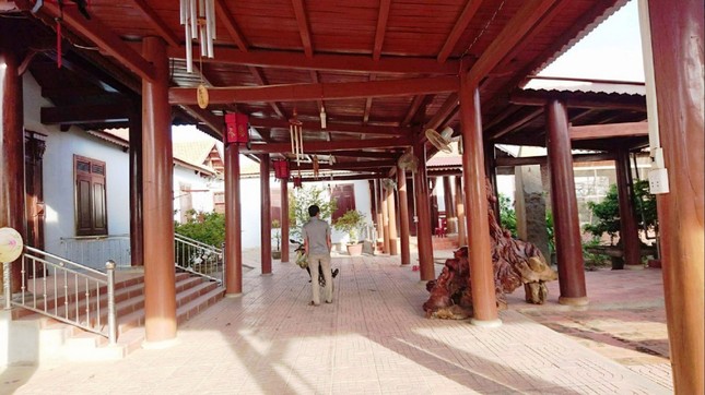 Xem tư dinh quan chức làm mất rừng sở hữu 'kiệt tác' gỗ đồ sộ ảnh 2