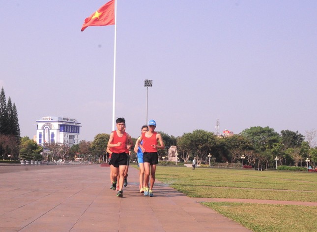 VĐV Gia Lai 'luyện công' trước ngày tranh tài tại Tiền Phong Marathon ảnh 4