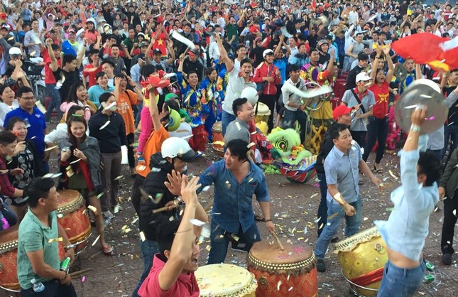 Mừng kỳ tích U23 Việt: CĐV đổ ra đường, ngã 6 Buôn Ma Thuột kẹt cứng ảnh 5