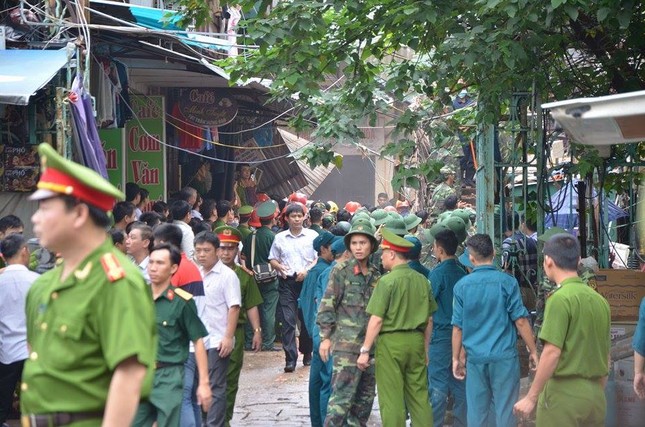 Sập nhà cũ ở Hà Nội, hai người tử vong dưới đống đổ nát ảnh 1