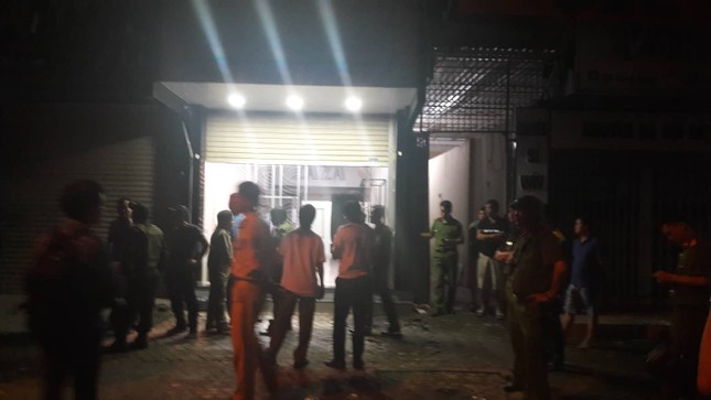 Gần 100 cảnh sát bao vây đối tượng mang hàng nóng tử thủ ảnh 7
