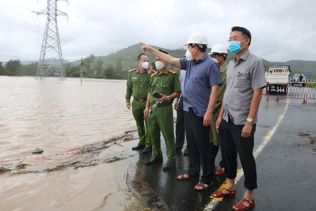 4 thuỷ điện xả lũ, hàng nghìn nhà dân ở Phú Yên ngập trong nước ảnh 3