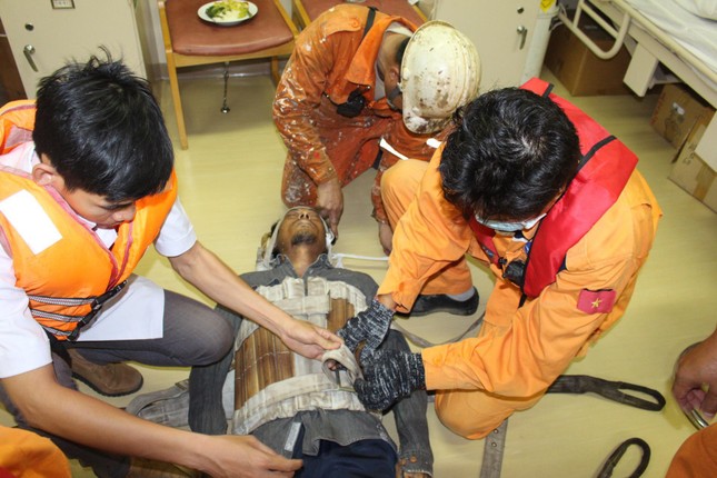 Cứu thuyền viên Myanmar bị thương nặng trên biển ảnh 1