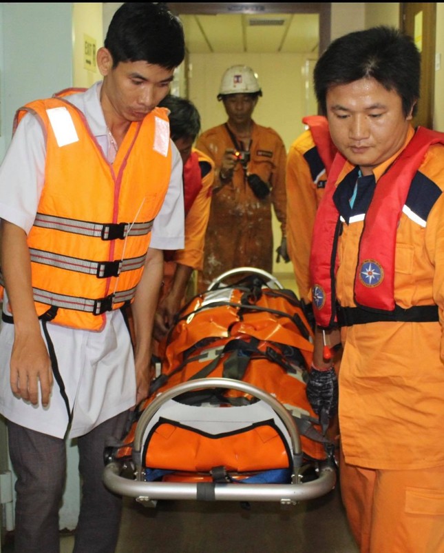 Cứu thuyền viên Myanmar bị thương nặng trên biển ảnh 3