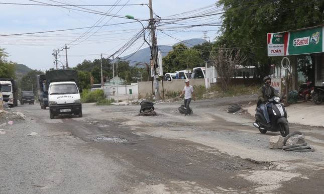 Dân dựng 'lô cốt' lốp ngăn xe chở quá tải gây bụi ảnh 1