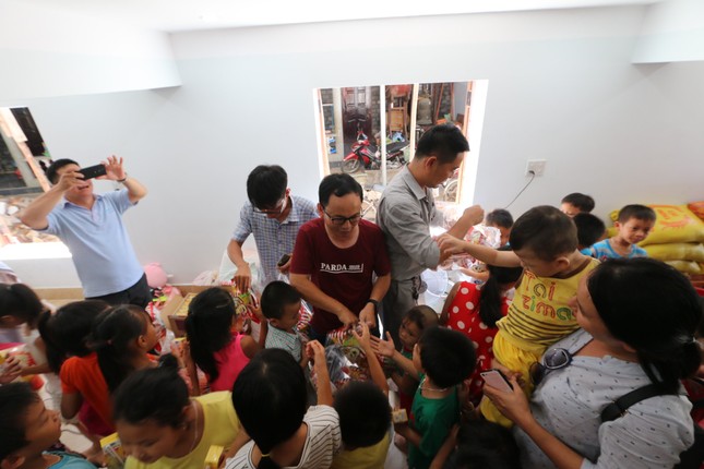 Báo chí thường trú Khánh Hòa tặng quà trẻ em cơ nhỡ, người già neo đơn ảnh 12