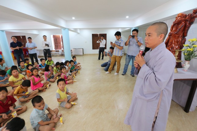 Báo chí thường trú Khánh Hòa tặng quà trẻ em cơ nhỡ, người già neo đơn ảnh 9