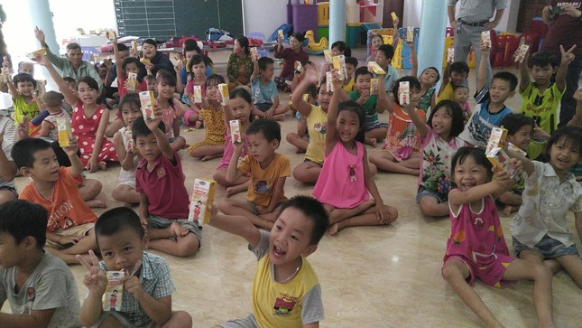 Báo chí thường trú Khánh Hòa tặng quà trẻ em cơ nhỡ, người già neo đơn ảnh 3