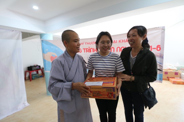 Báo chí thường trú Khánh Hòa tặng quà trẻ em cơ nhỡ, người già neo đơn ảnh 2