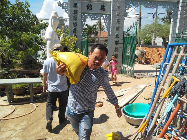 Báo chí thường trú Khánh Hòa tặng quà trẻ em cơ nhỡ, người già neo đơn ảnh 8
